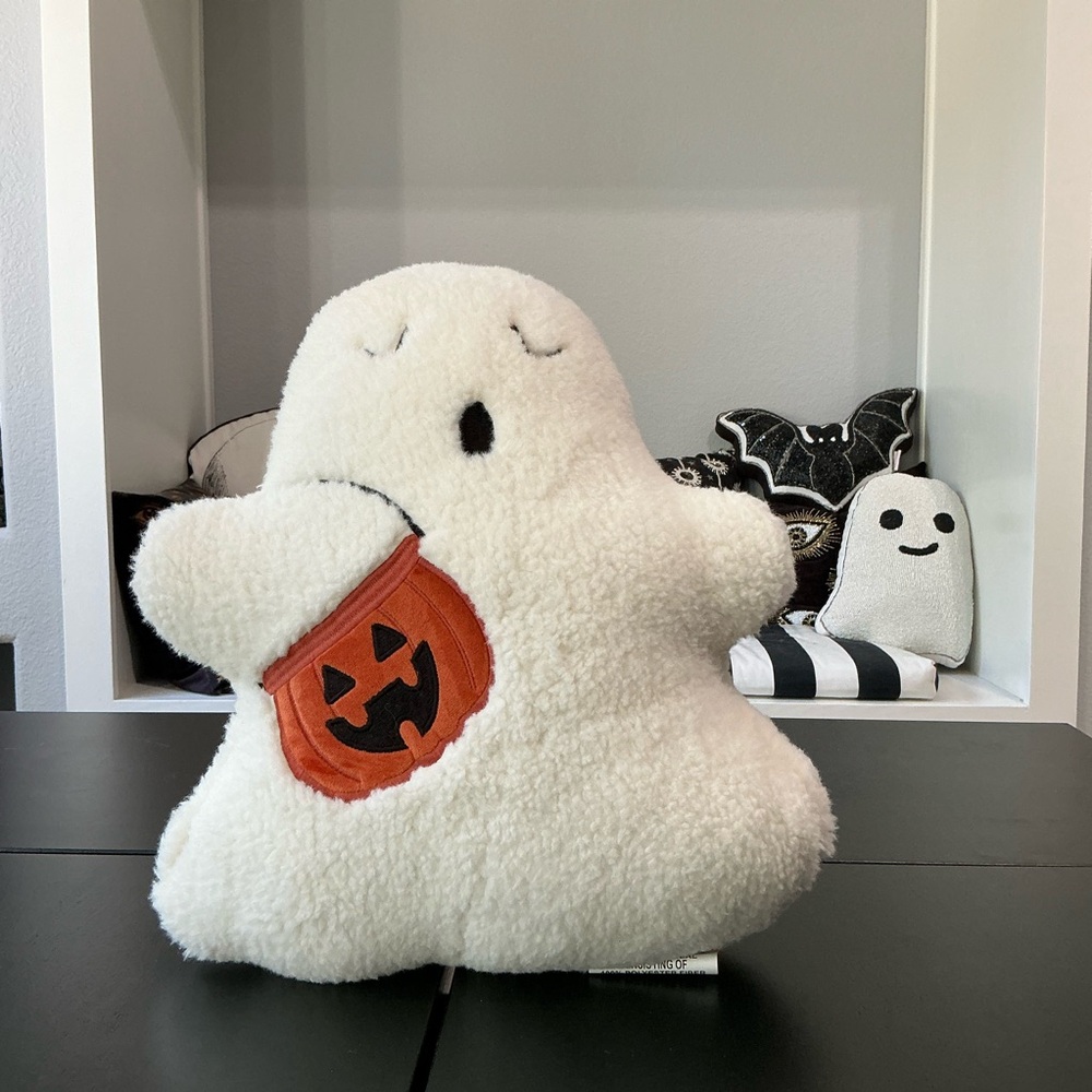 Ghost Sherpa Plush with Pumpkin Bag
